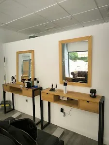 Espejos y tocadores del local de The Barba Shop en Madrid